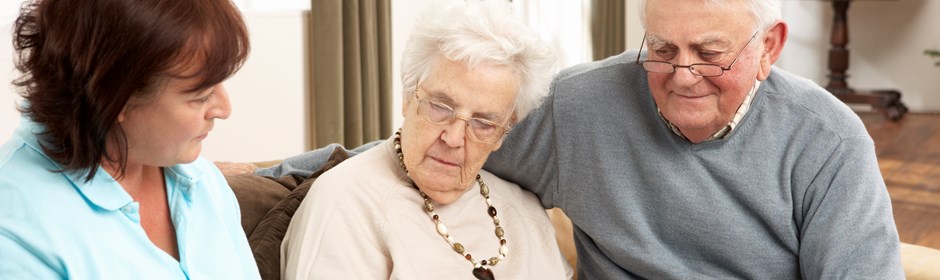 Billede af et ældre par, der får forebyggende hjemmebesøg