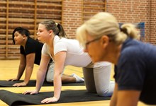Beboere og personale laver yoga sammen