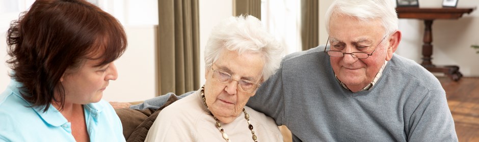 Billede af ældre ægtepar i sofa