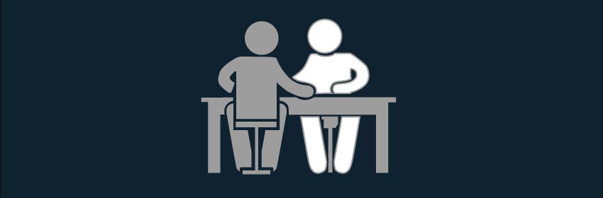 To personer ved et mødebord
