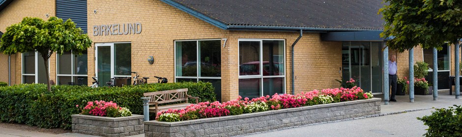 Billede af indgangen til Birkelund Plejehjem