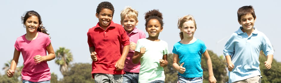 6 glade børn, der løber imod billedtageren