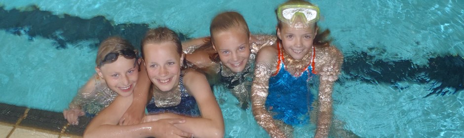 Piger i svømmehallen