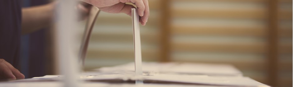 Stemmeseddel lægges i stemmeurnen