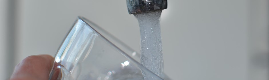 Vand fra vandhane fyldes i glas