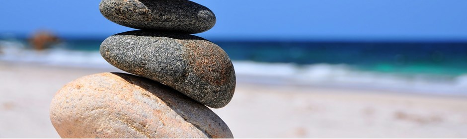 Sten stablet oven på hinanden på en strand