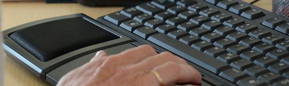 Hænder på computer-tastatur