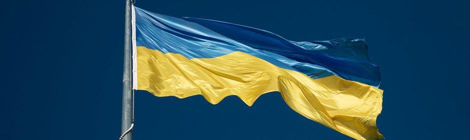 Det ukrainske flag blafrer i vinden