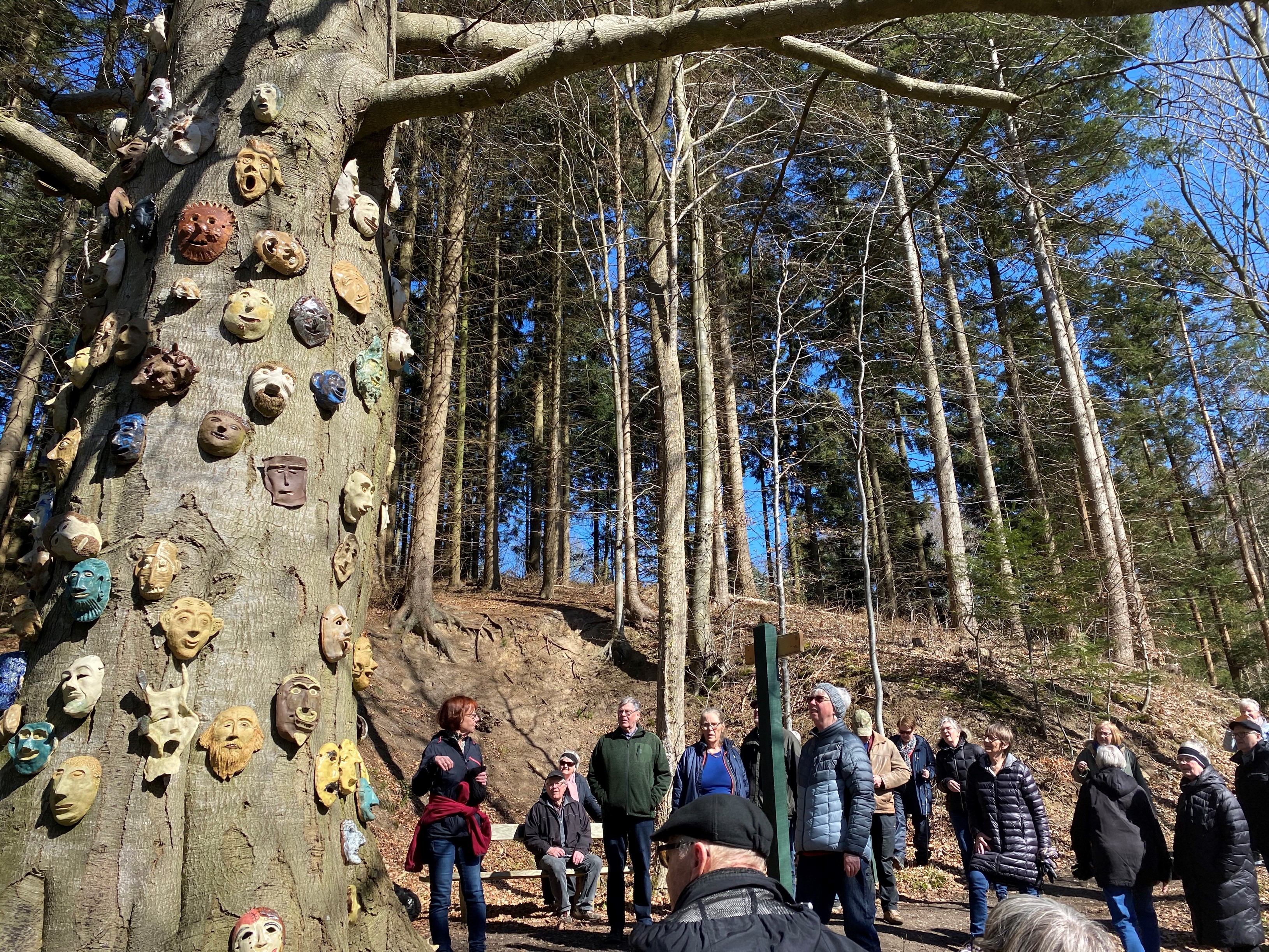 Træ med keramikmasker
