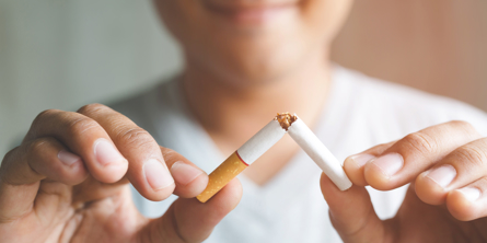 En mand der knækker en cigaret