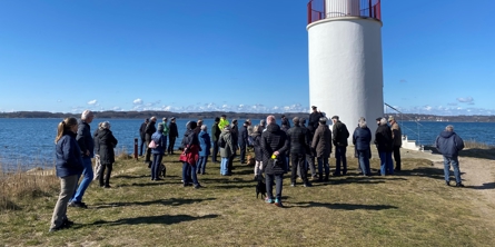 Mennesker kigger på fyrtårn