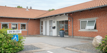 Facadebillede af indgangen til Løsning Plejehjem