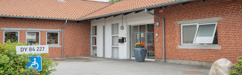Facadebillede af indgangen til Løsning Plejehjem