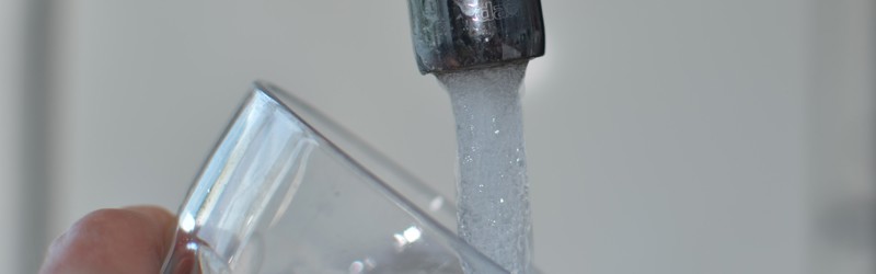 Vand fra vandhane fyldes i glas