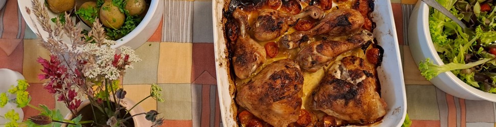Bord med kylling i fad og kartofler