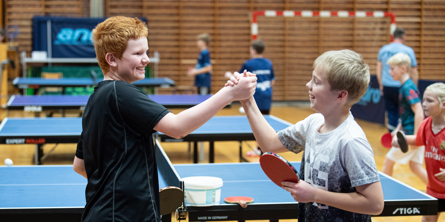 Børn der spiller bordtennis