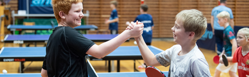 Børn der spiller bordtennis