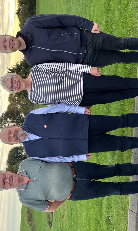 Foto af tre medlemmer af Seniorrådet i Hedensted Kommune og fysioterapeut Remi Husted Langgaard.