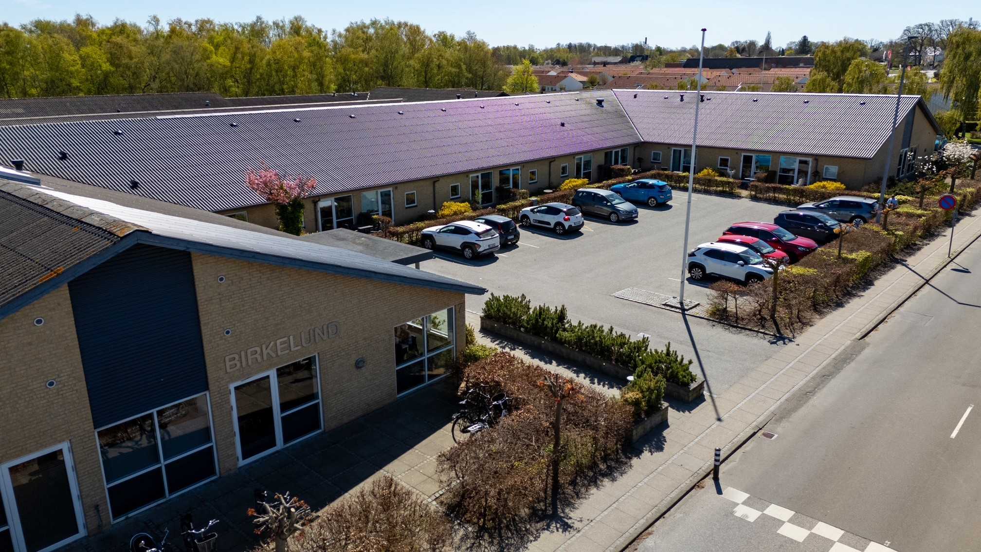 Birkelund Plejehjem. Indgang og P-plads