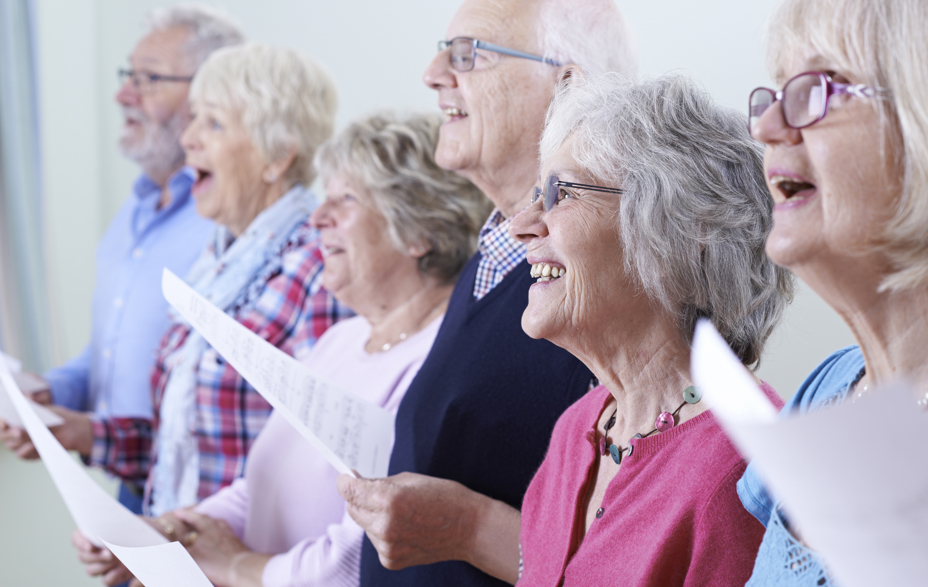 6 personer står og synger