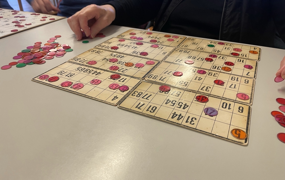 8 bankoplader med banko brikker på