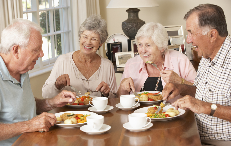 4 mennesker sidder og spiser frokost