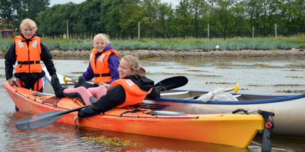 Børn der sejler i kano