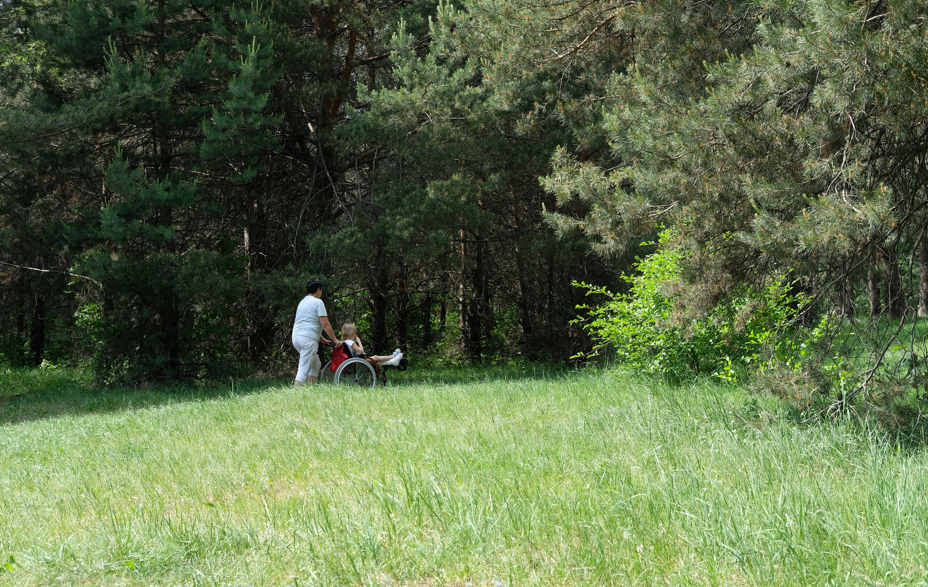 Kvinde køre dame i kørestol