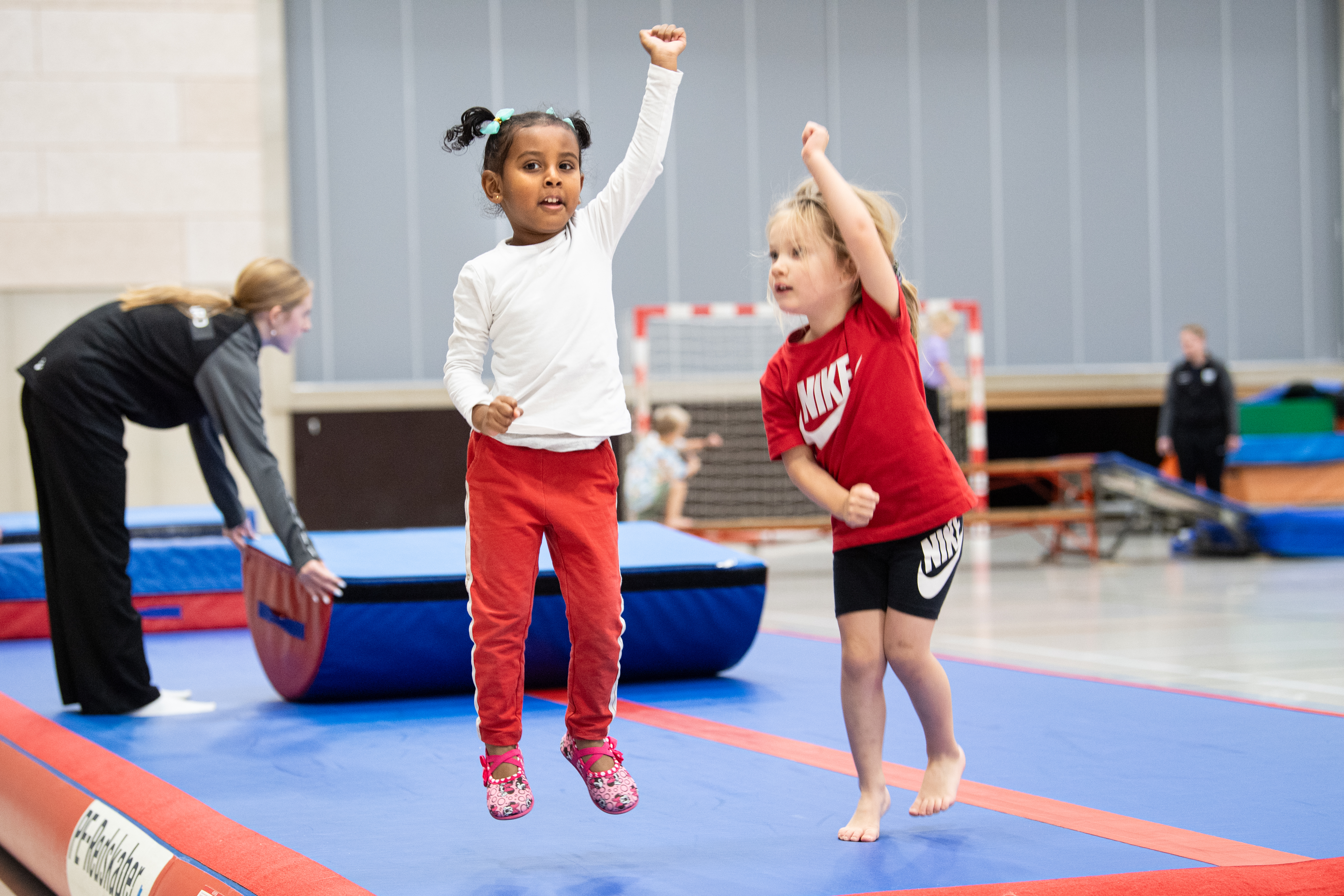 Børn der hopper på madras