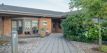 Billede af indgangen til Bøgely. Set fra stien ind til indgangen