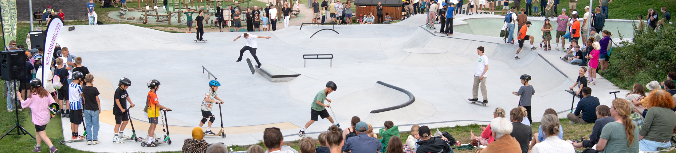 Mennesker samlet omkring skaterbane Mennesker samlet omkring skaterbane