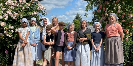 Børn udklædt i tøj fra gamle dage