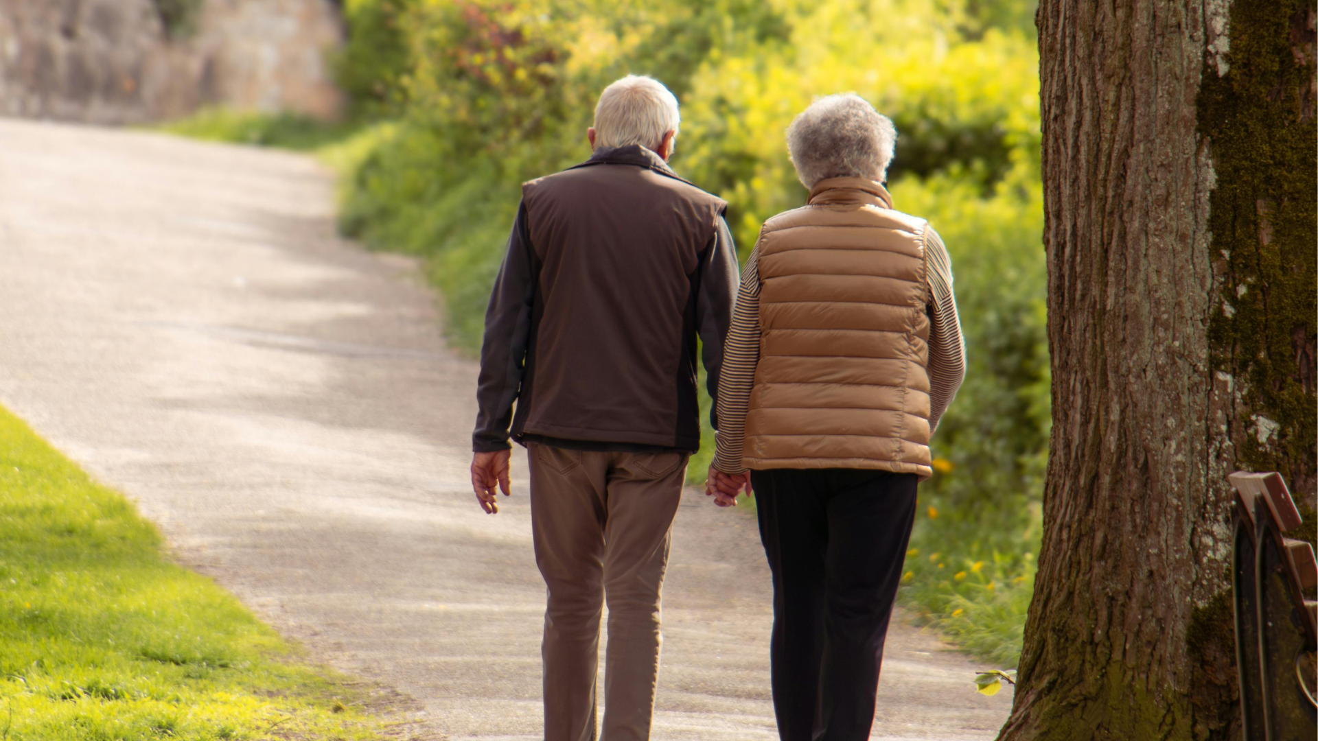 Et ældre par går tur