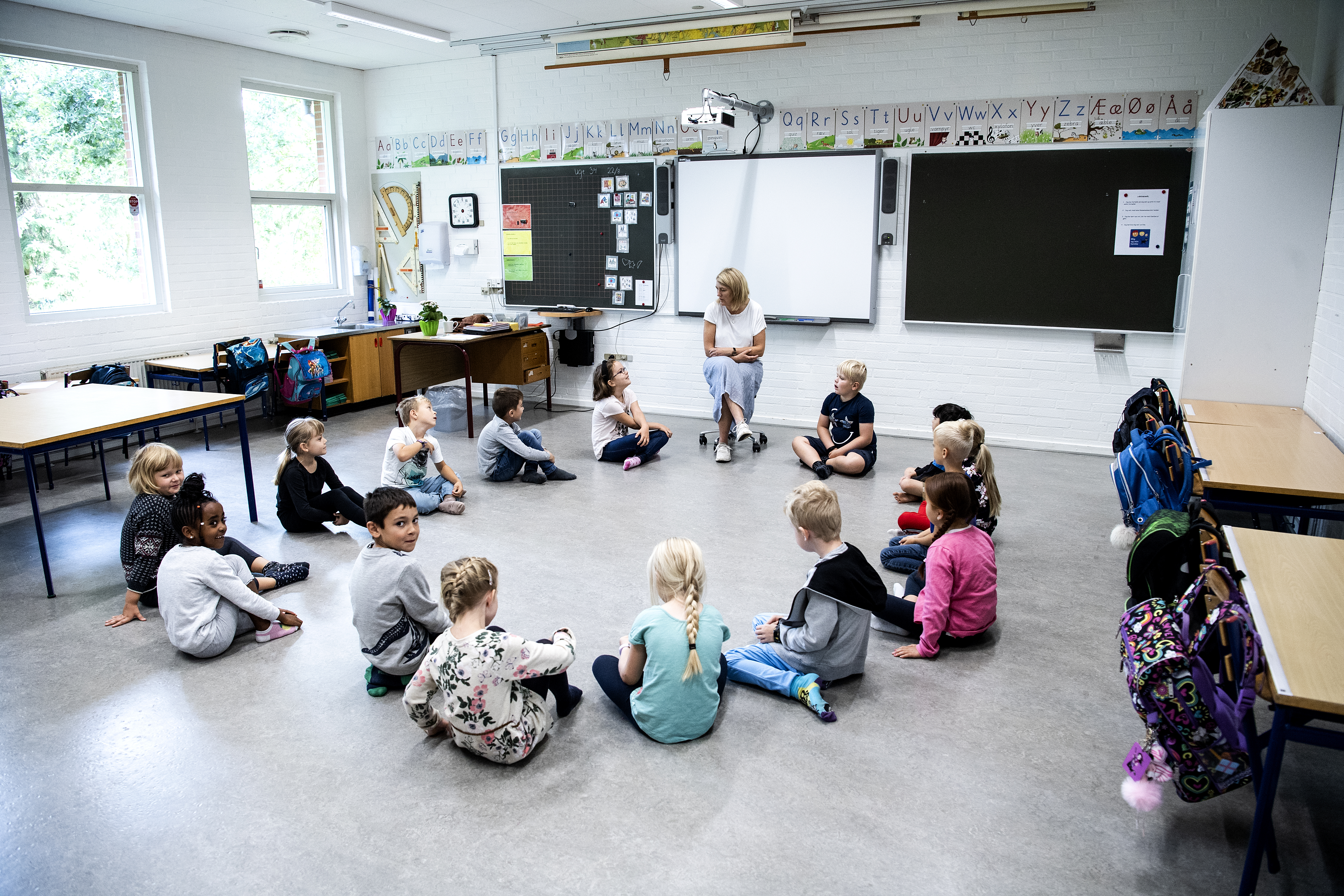 To skoleelever trækker deres cykel på vej til skole
