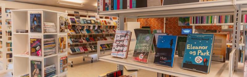 Bøger på hylde på Uldum Bibliotek