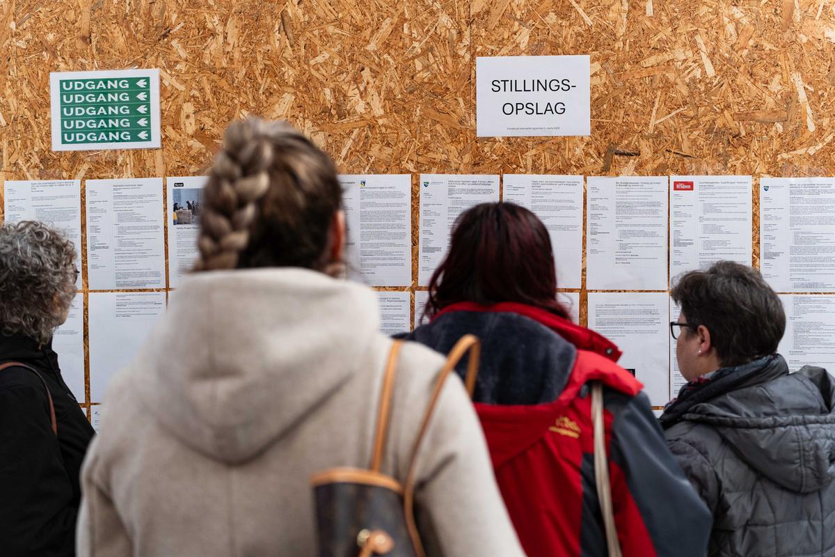 Mennesker kigger på jobopslag på opslagstavle