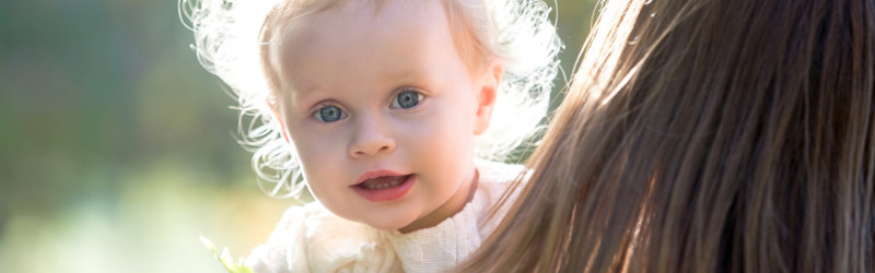 En mor holder sit barn