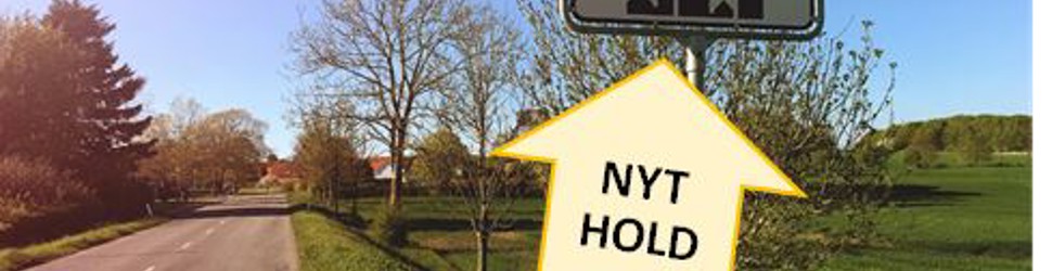 Pil peger på Daugård byskilt, hvori der står NYT HOLD under opstart i pilen
