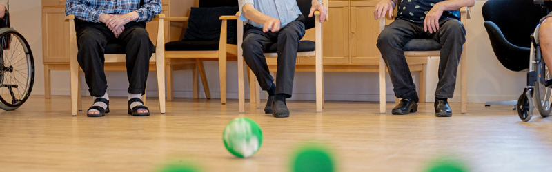 Keglespil og siddende mennesker
