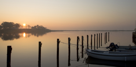 Solnedgang ved en lystbådehavn