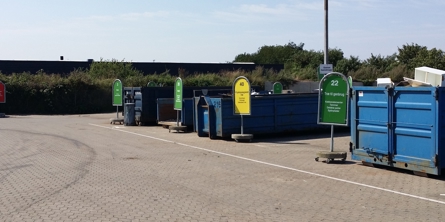 Billede fra genbrugsstation af containere til affaldssortering