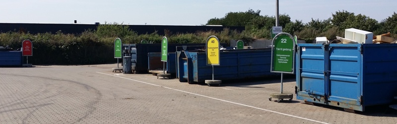 Billede fra genbrugsstation af containere til affaldssortering