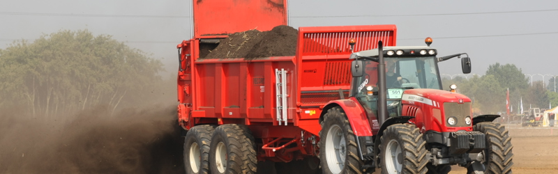 Traktor med gyllevogn