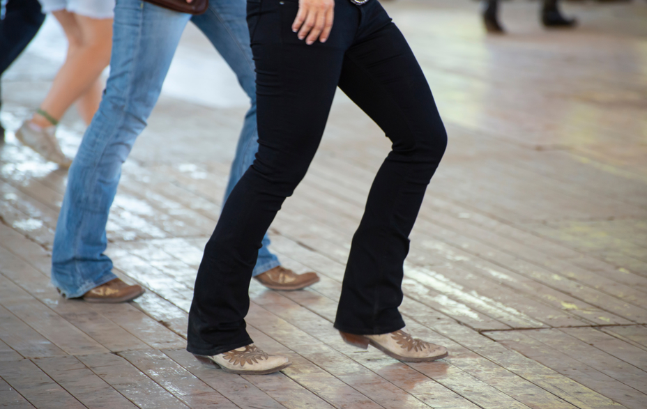 2 personers ben og har cowboy sko på