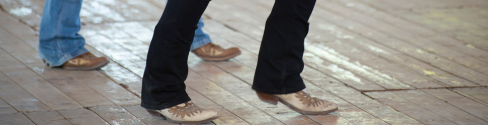 2 personers ben og har cowboy sko på
