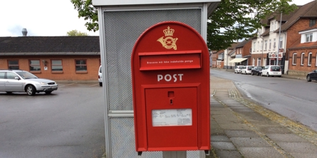 Billede af rød postkasse