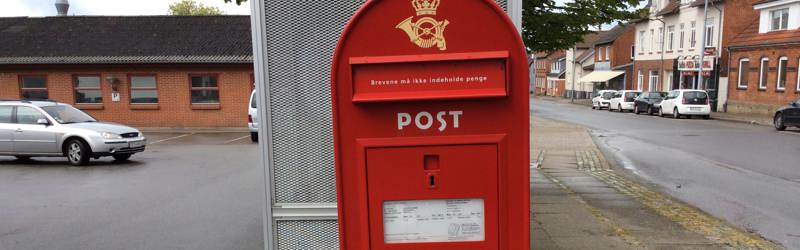 Billede af rød postkasse