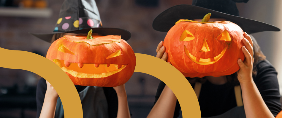 Børn med Halloween græskarlygter