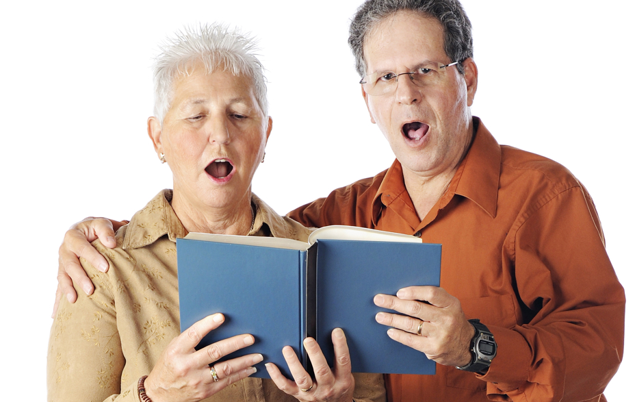 Mand og dame står med bog og synger