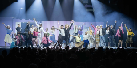 Mennesker på scene der optræder